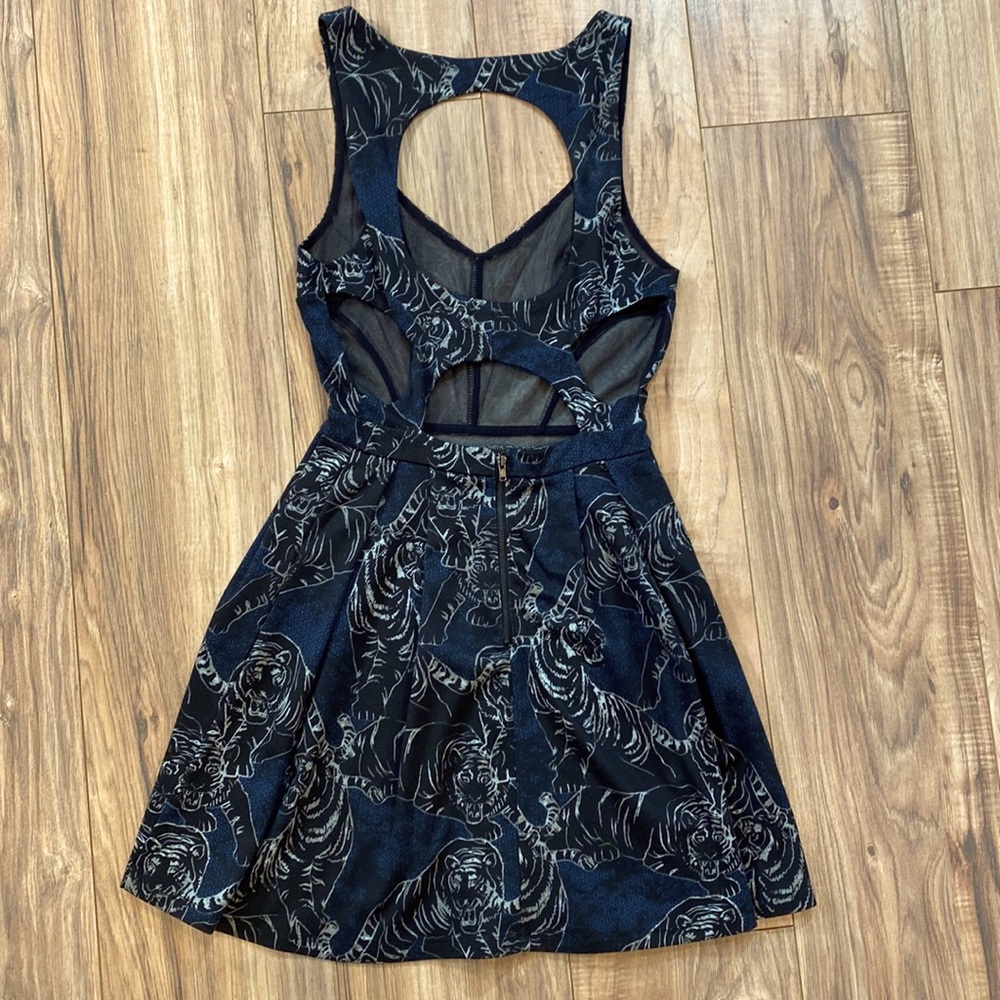 Dress - Picture 6 of 10